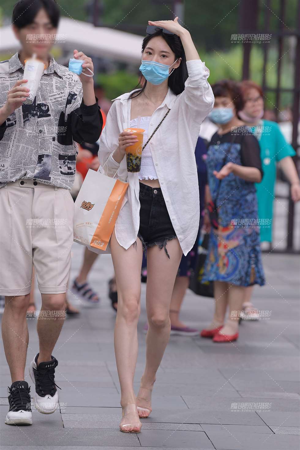 图片[1]-HAOMEIde热裤美女-街拍流行馆