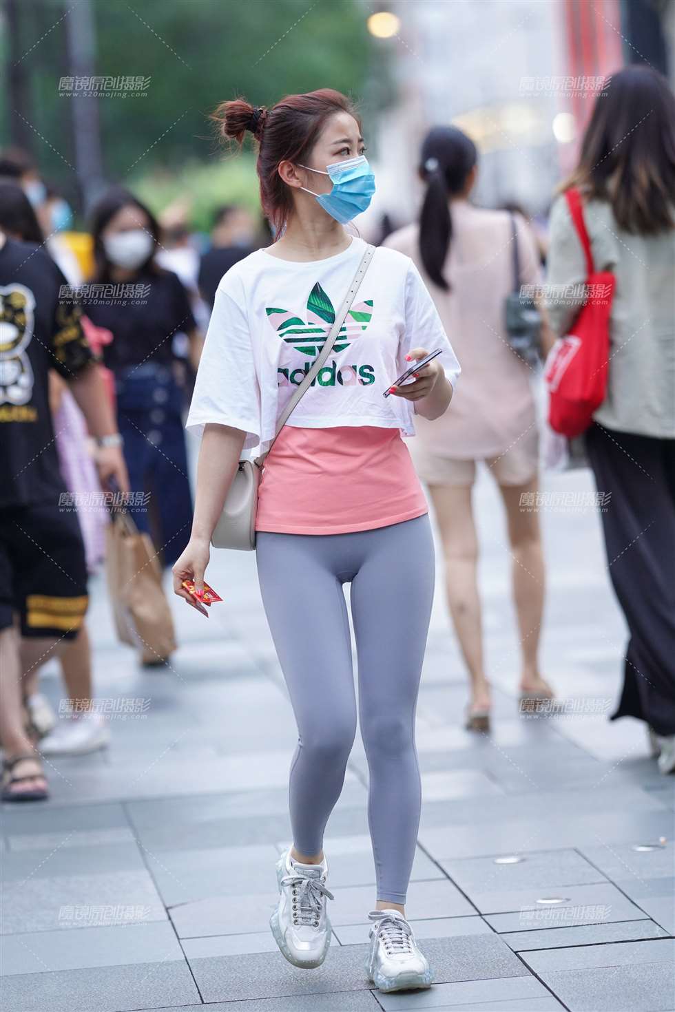 图片[1]-【凯恩赛贴】运动裤小妹-街拍流行馆