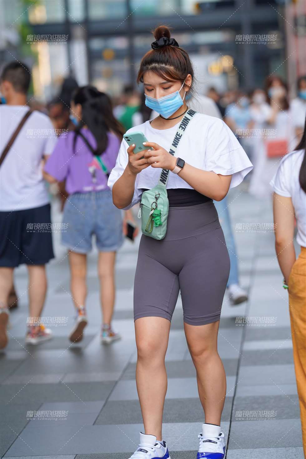 图片[1]-【凯恩赛贴】紧身裤小妹-街拍流行馆