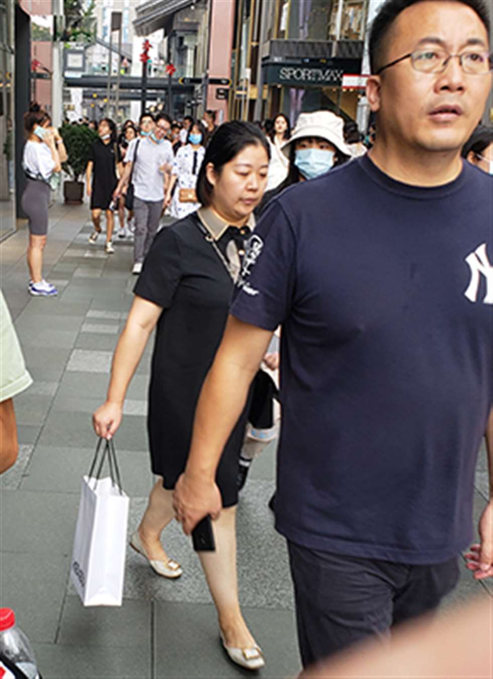 图片[3]-【凯恩赛贴】紧身裤小妹-街拍流行馆