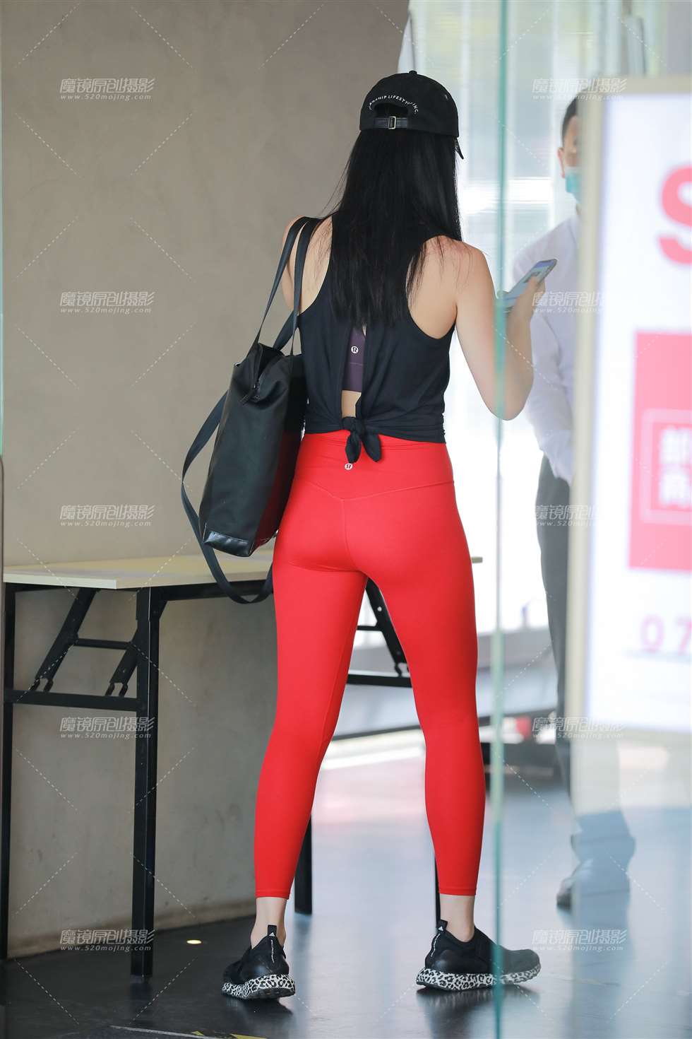 图片[3]-【玻璃街拍】红色瑜伽裤女友-街拍流行馆