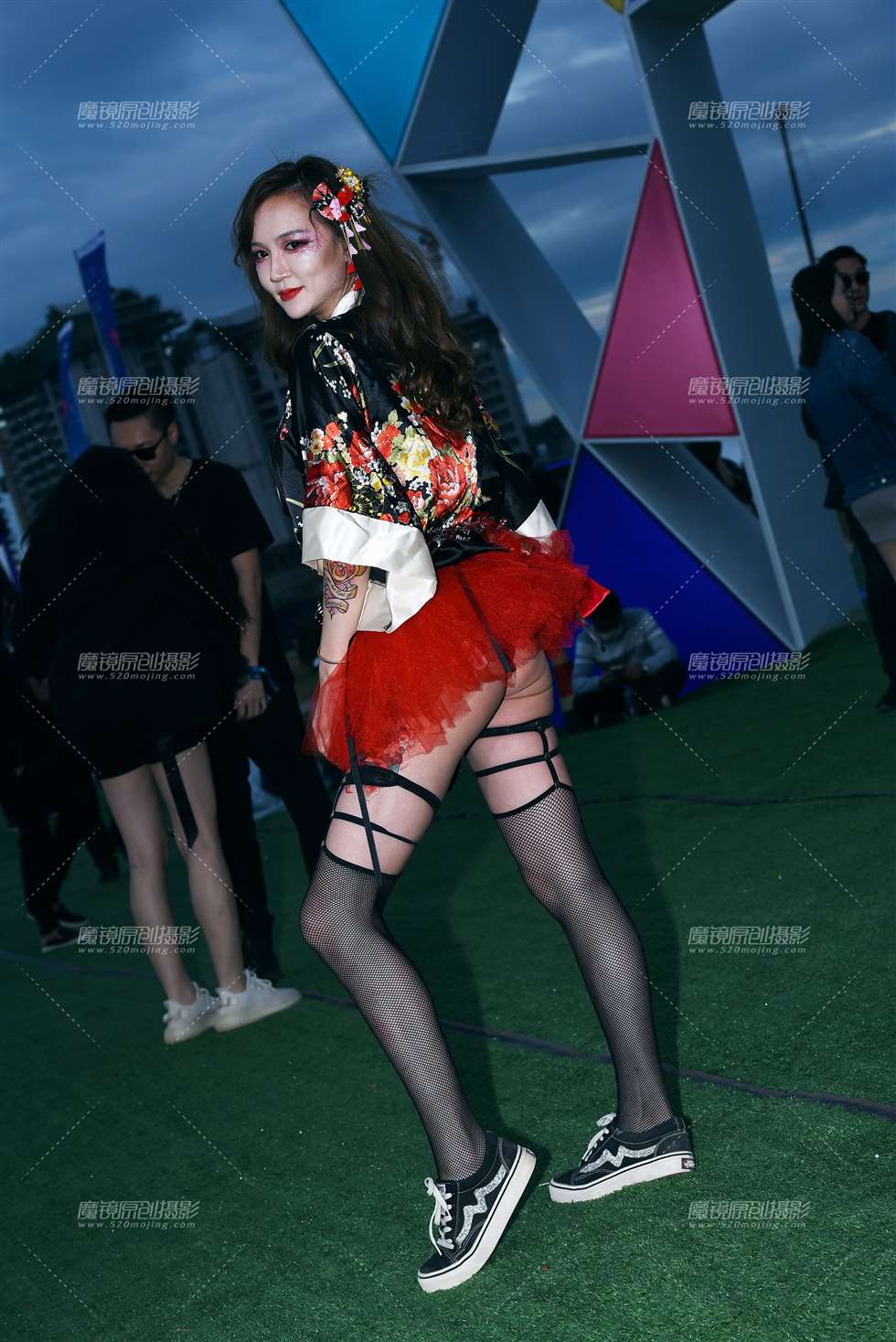 图片[3]-(补档)火辣红裙电音妹-街拍流行馆