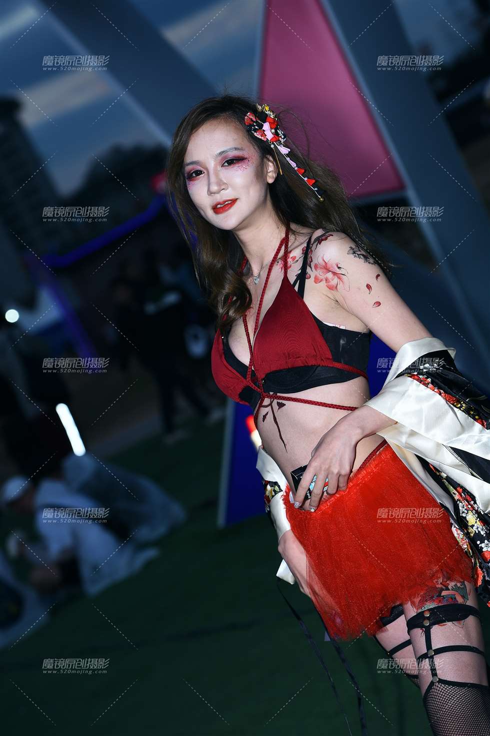 图片[1]-(补档)火辣红裙电音妹-街拍流行馆