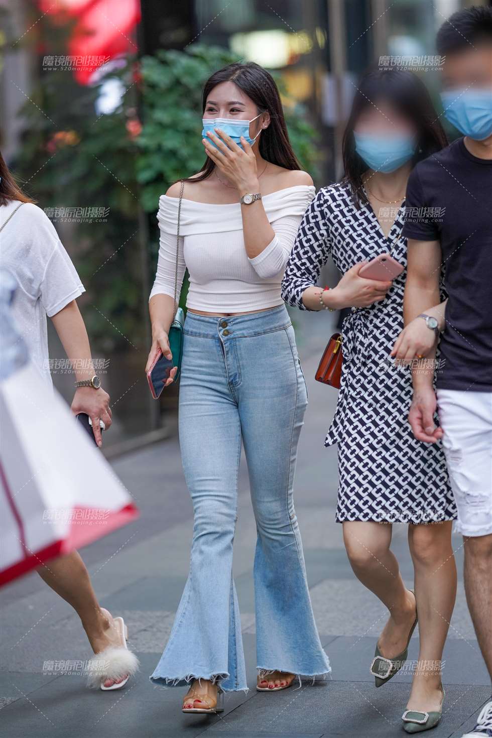 图片[4]-小姐姐穿紧牛真好看-街拍流行馆