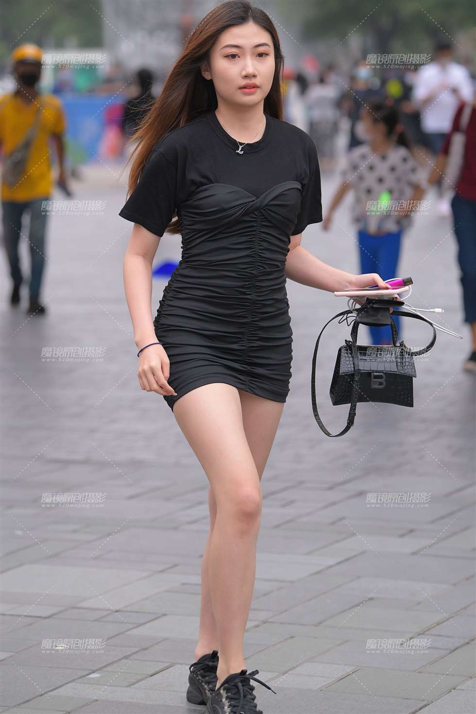 图片[1]-【红石赛帖】黑色包臀裙美女-街拍流行馆