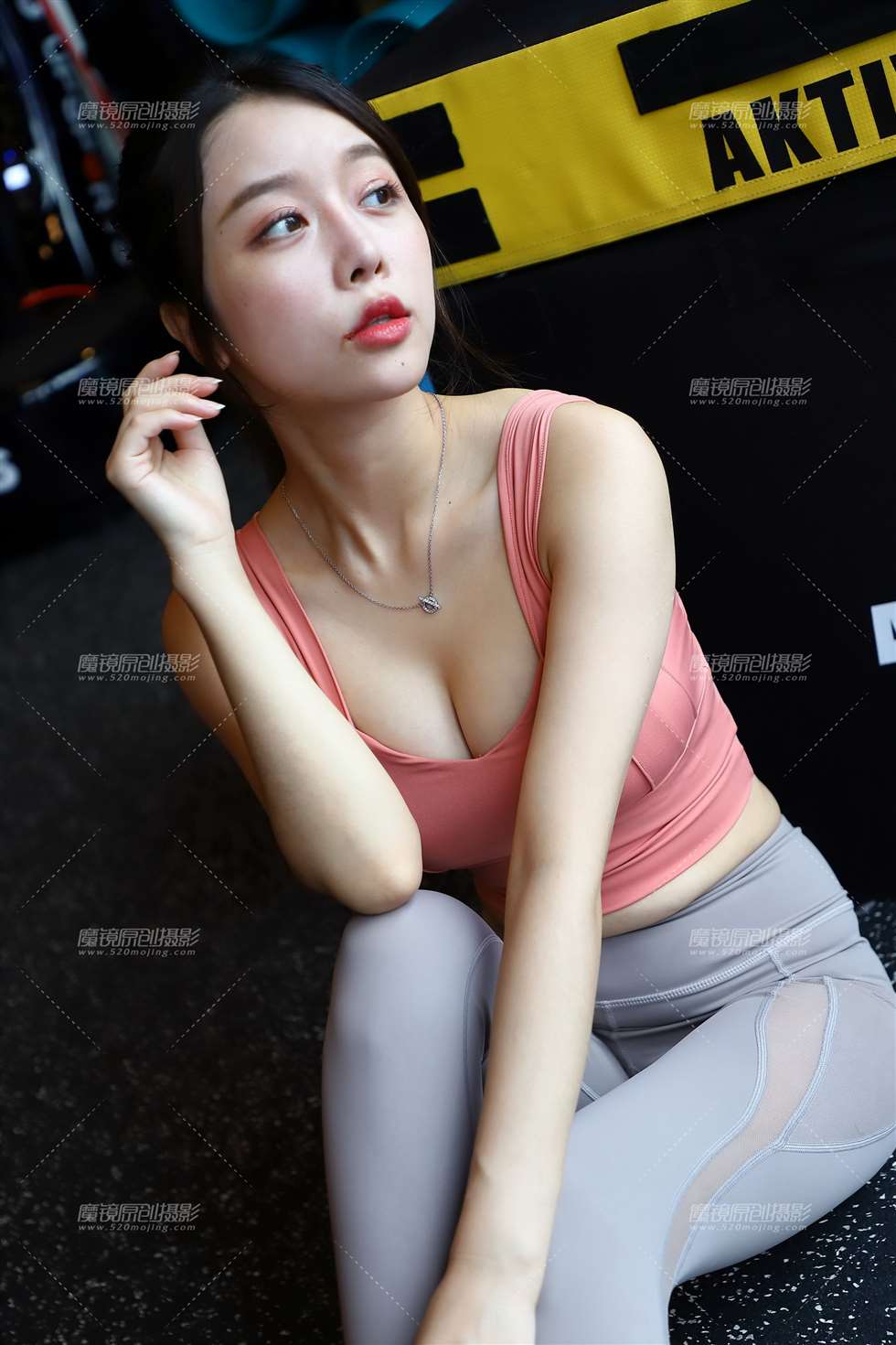 图片[4]-粉色上衣灰色运动裤-街拍流行馆