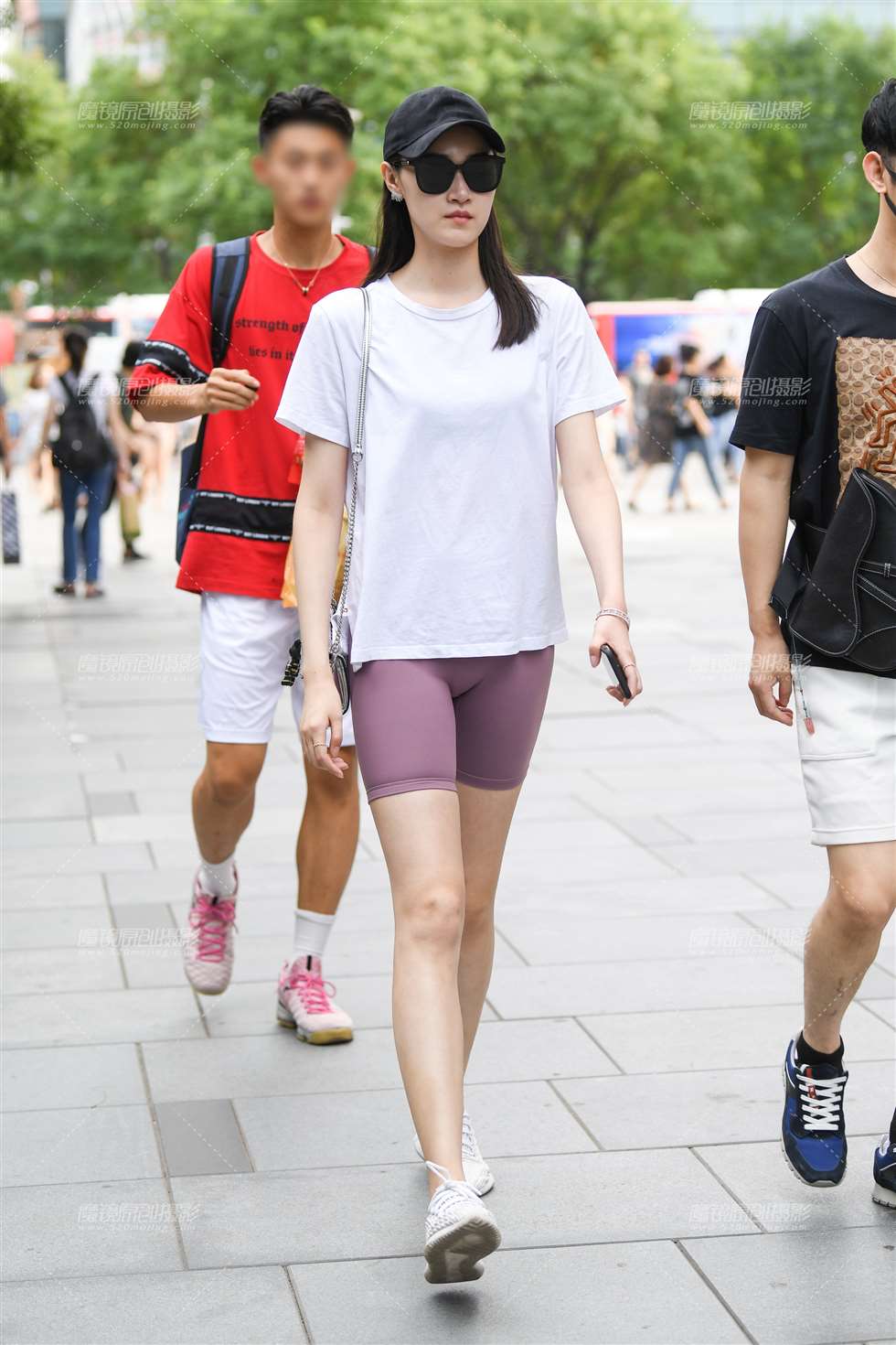 图片[5]-身材高挑的紧身短裤美女-街拍流行馆