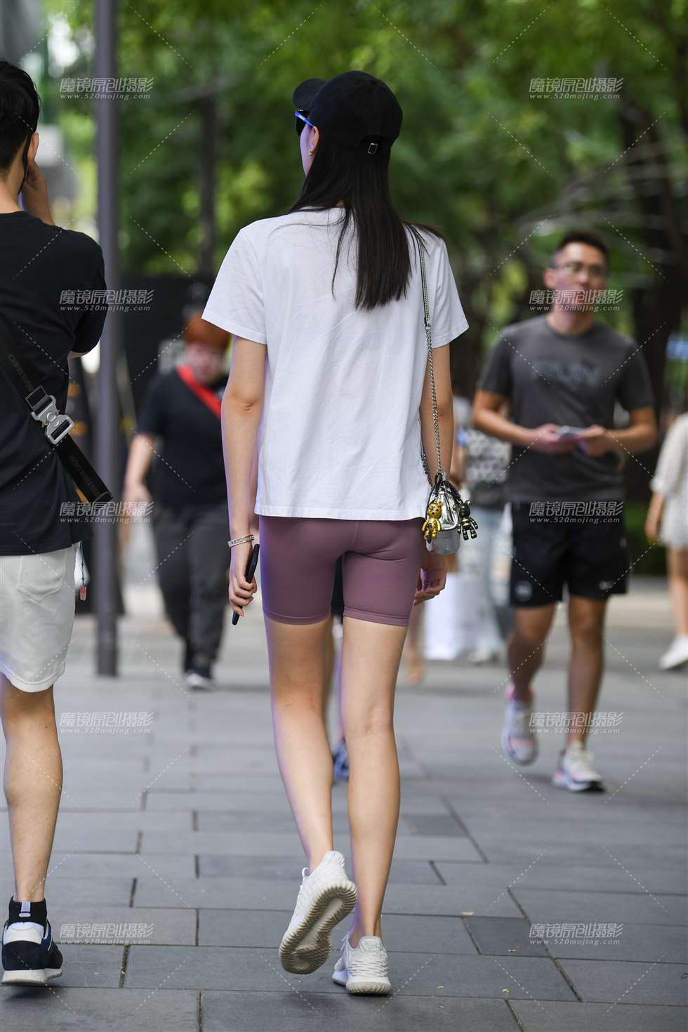 图片[2]-身材高挑的紧身短裤美女-街拍流行馆