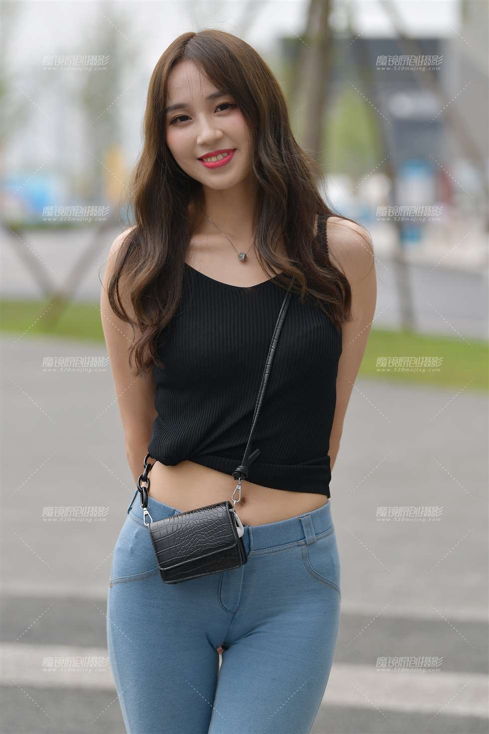 图片[1]-又见蜜桃裤小姐姐~又爱了~-街拍流行馆