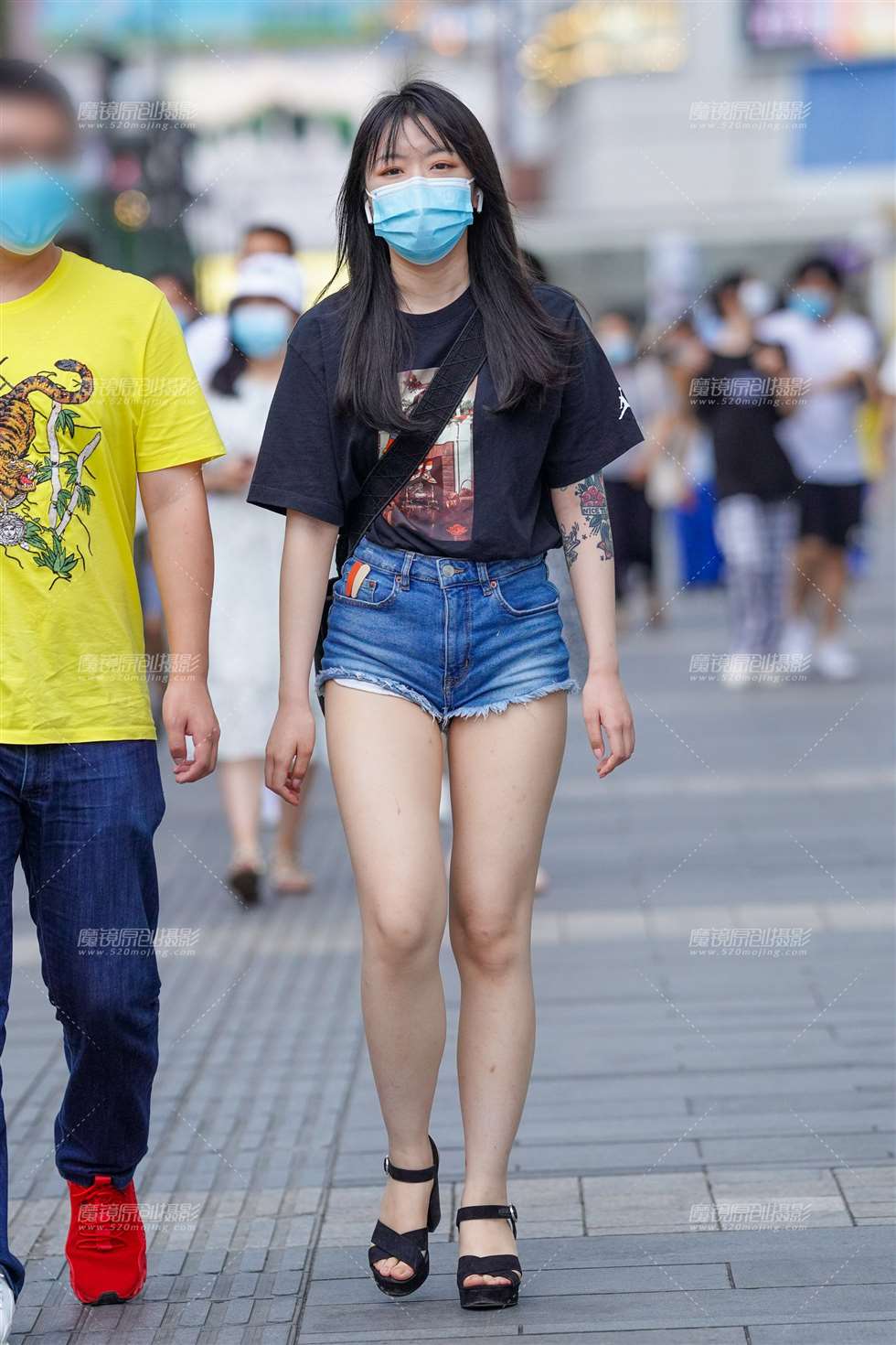 图片[1]-【凯恩赛贴】肉肉的热裤大白腿-街拍流行馆
