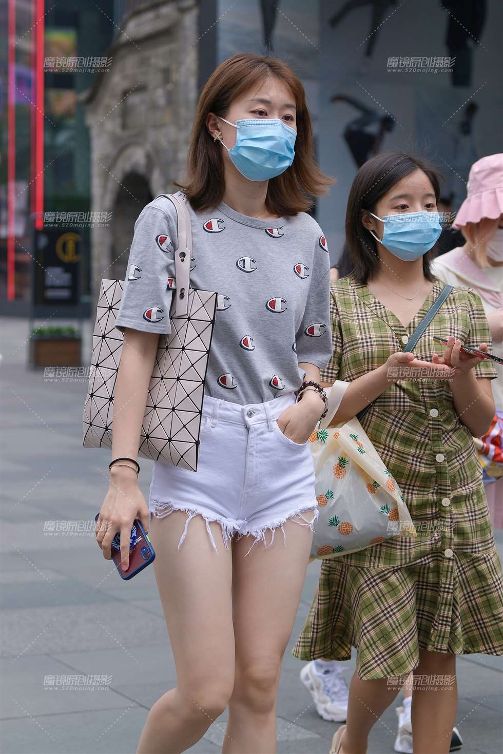 图片[5]-大白腿白热裤美女-街拍流行馆