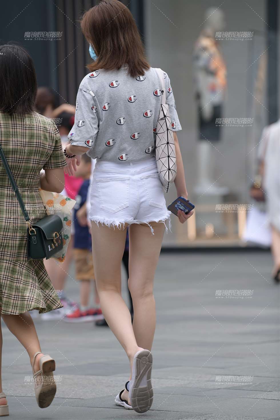 图片[2]-大白腿白热裤美女-街拍流行馆