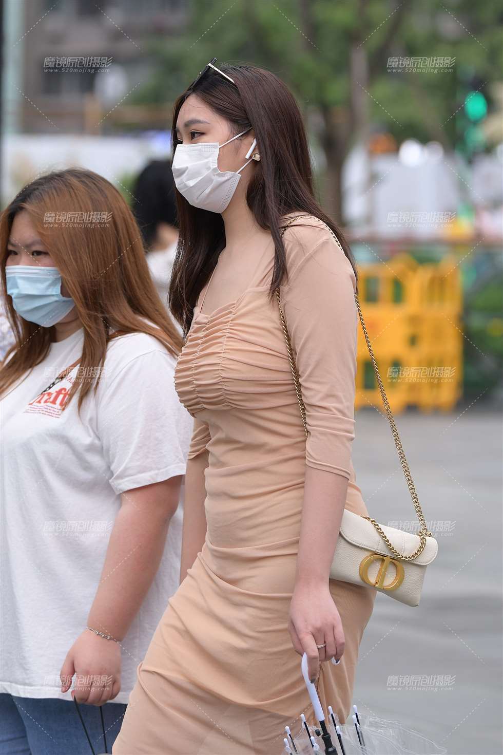 图片[1]-白色口罩包臀裙-街拍流行馆