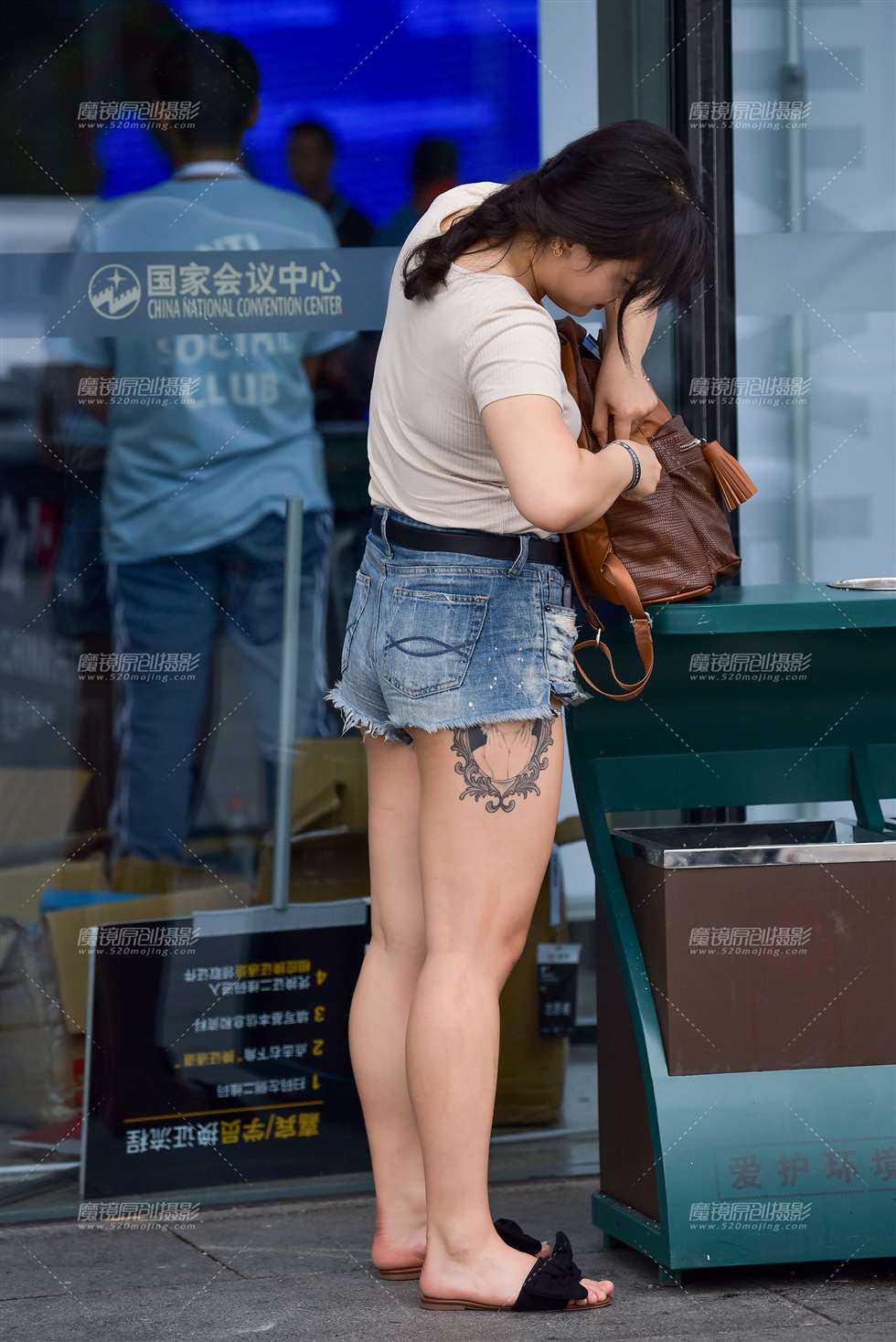 图片[3]-场外热裤妹-街拍流行馆