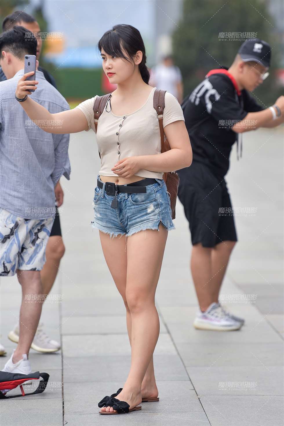 图片[4]-场外热裤妹-街拍流行馆