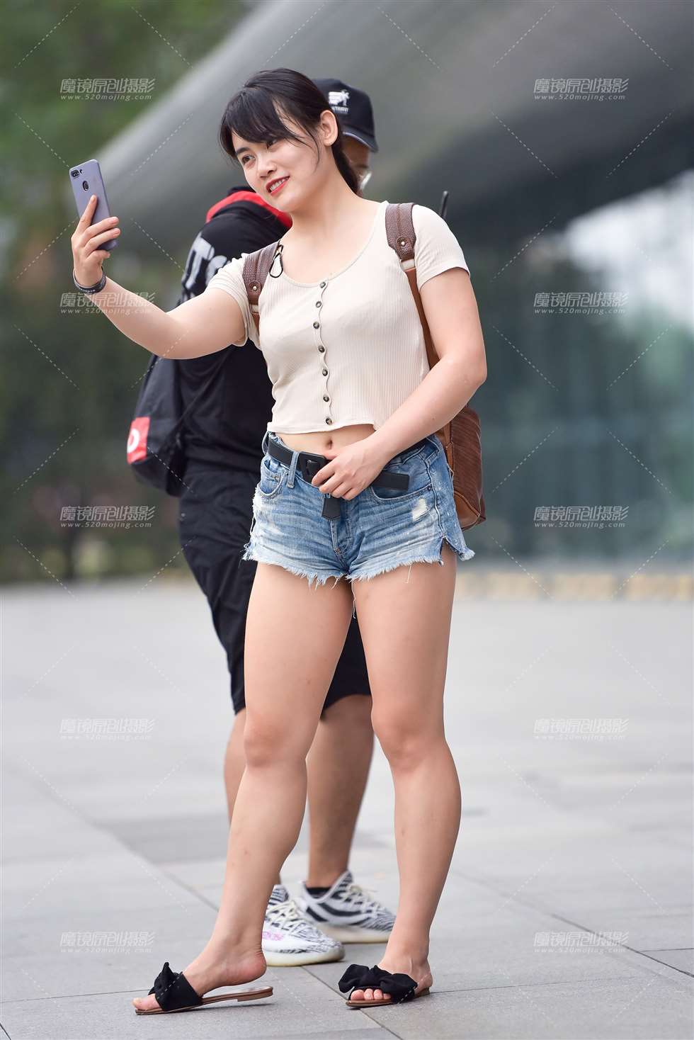 图片[5]-场外热裤妹-街拍流行馆