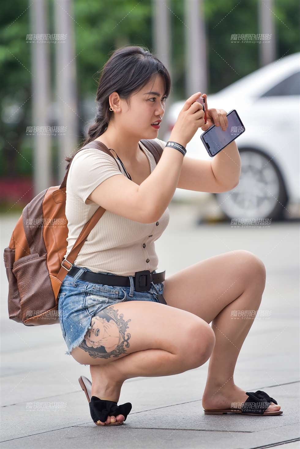 图片[2]-场外热裤妹-街拍流行馆