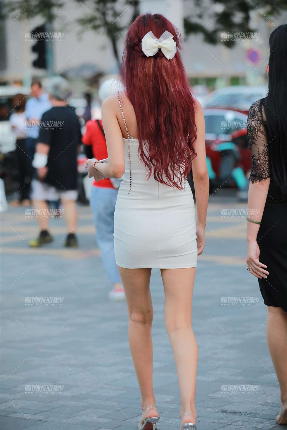 图片[5]-【玻璃街拍】白色包臀裙美女-街拍流行馆