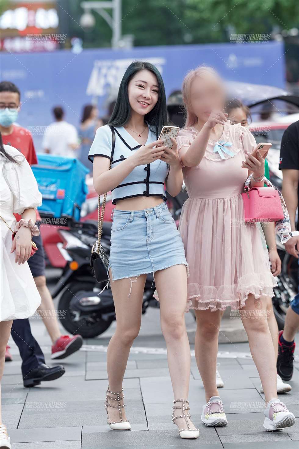 图片[1]-牛仔短裙长腿美女-街拍流行馆