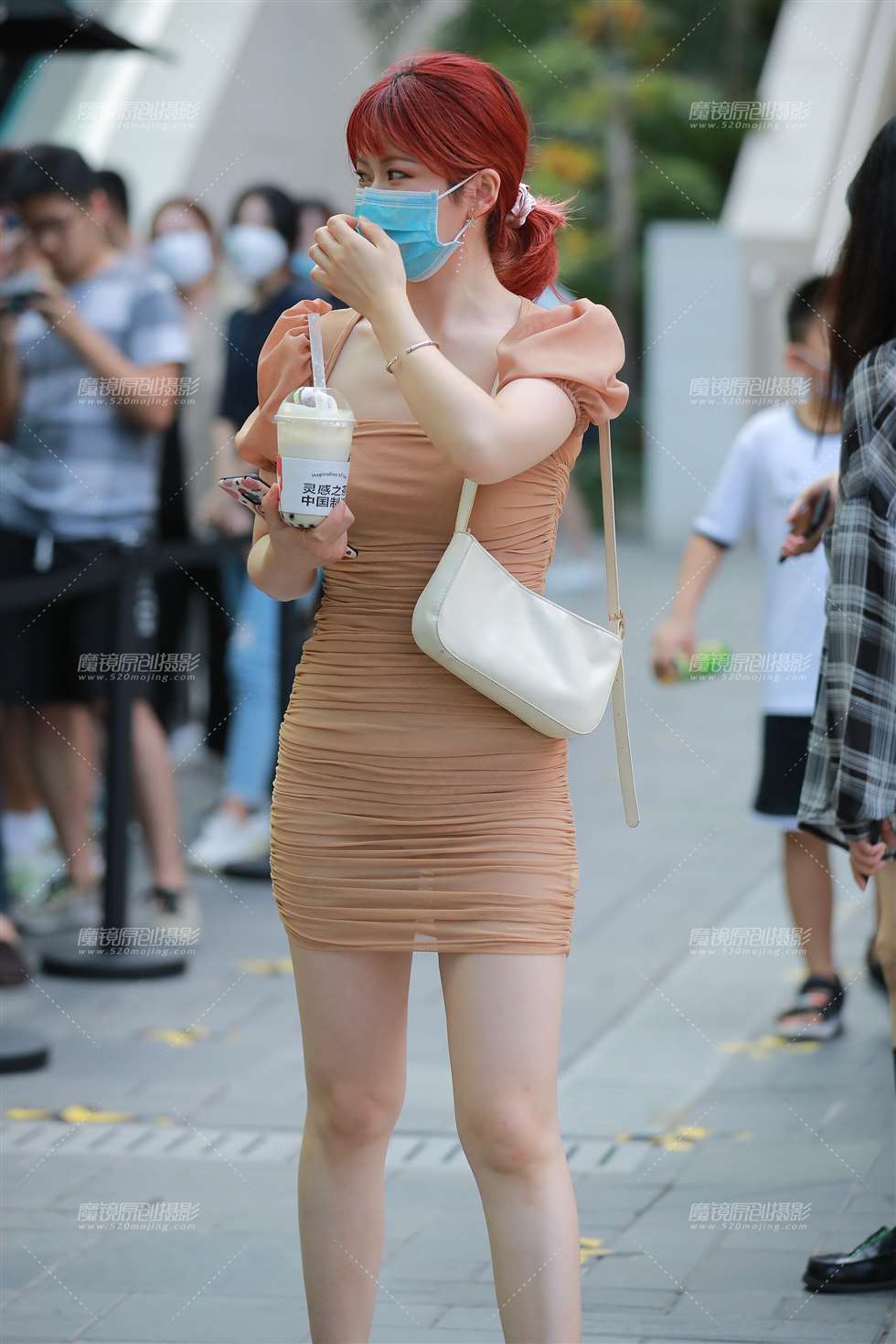 图片[1]-【玻璃街拍】性感包臀裙美女-街拍流行馆
