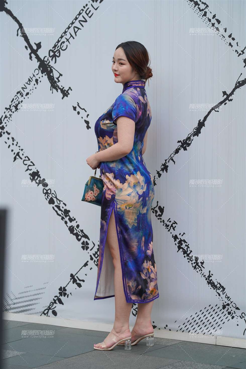 图片[1]-丰韵的旗袍美人儿-街拍流行馆
