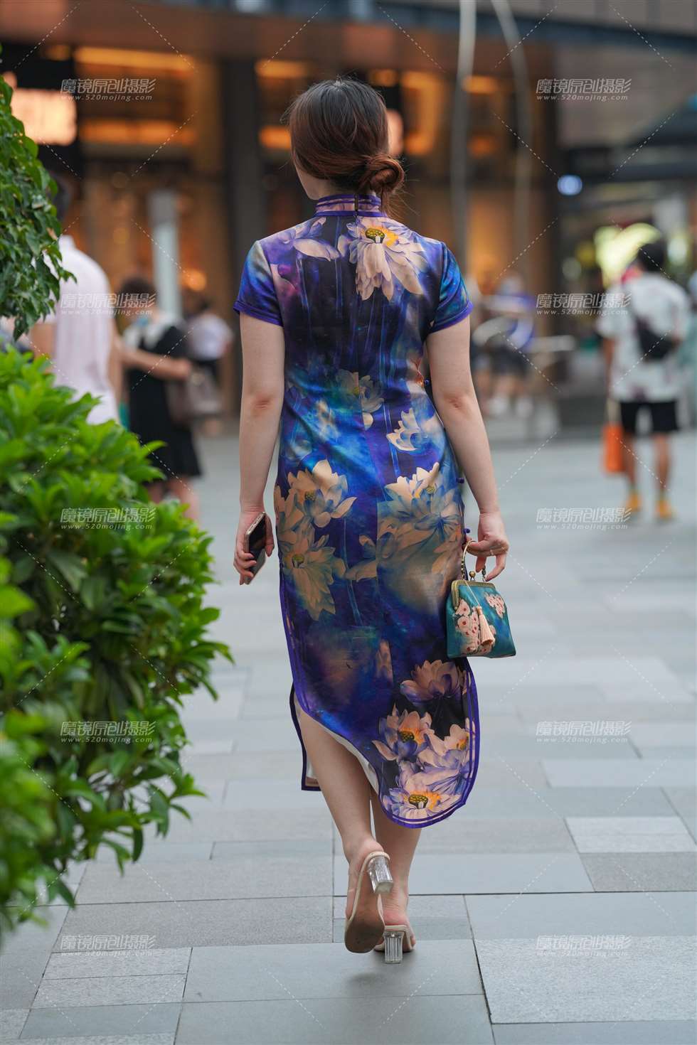 图片[2]-丰韵的旗袍美人儿-街拍流行馆