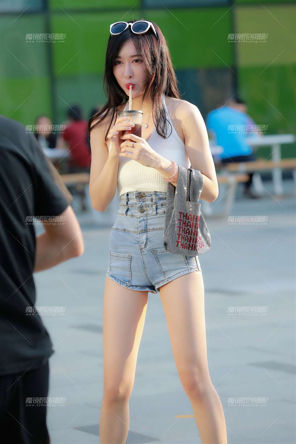 图片[1]-【玻璃街拍】高挑热裤小姐姐-街拍流行馆