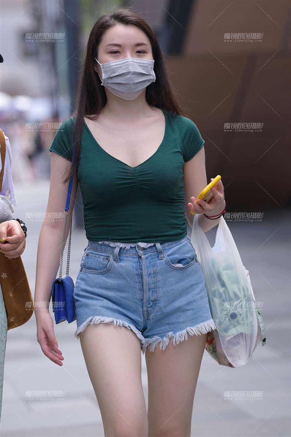 图片[1]-肉腿热裤美女-街拍流行馆