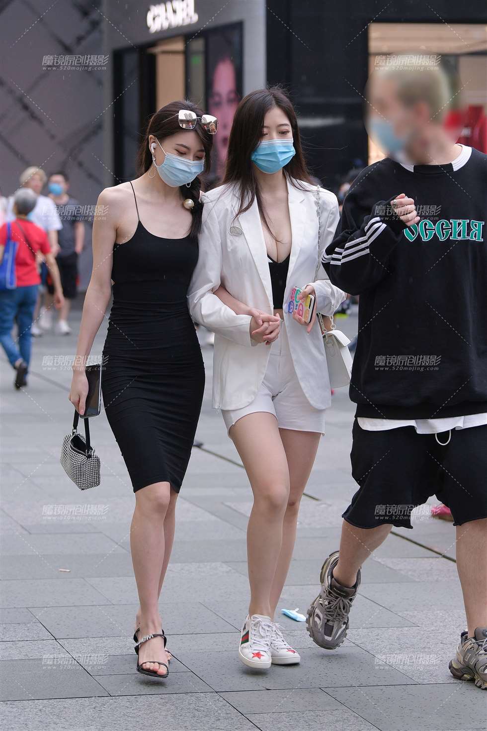 图片[1]-性感的倆闺蜜-街拍流行馆