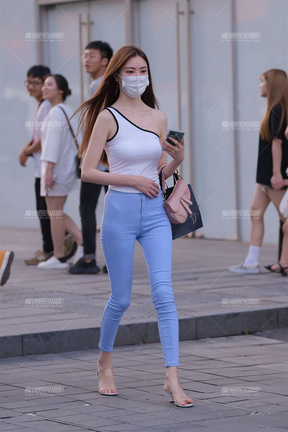 十分高挑的紧牛美女-街拍流行馆