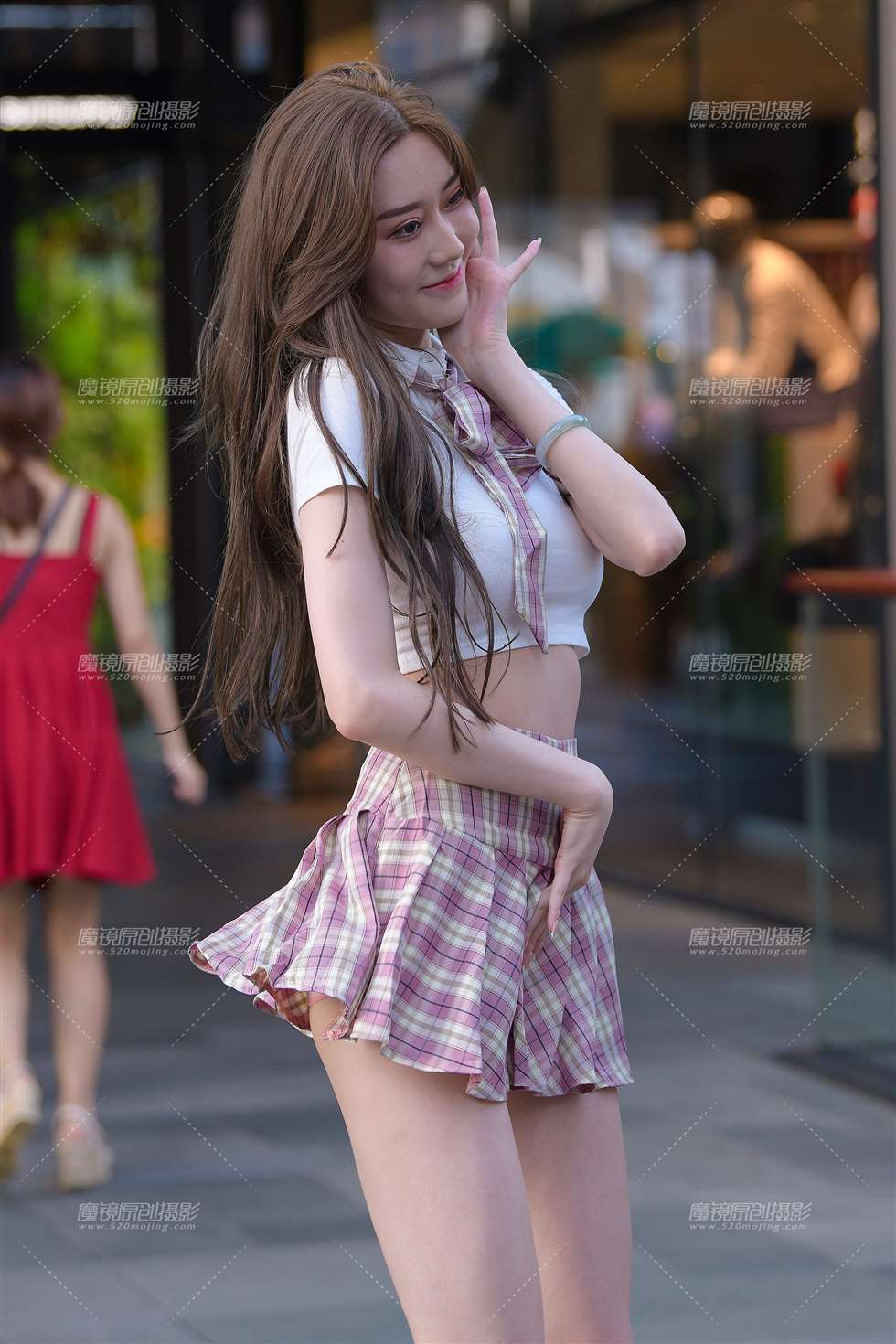 图片[1]-超短百褶裙，大长腿美女-街拍流行馆