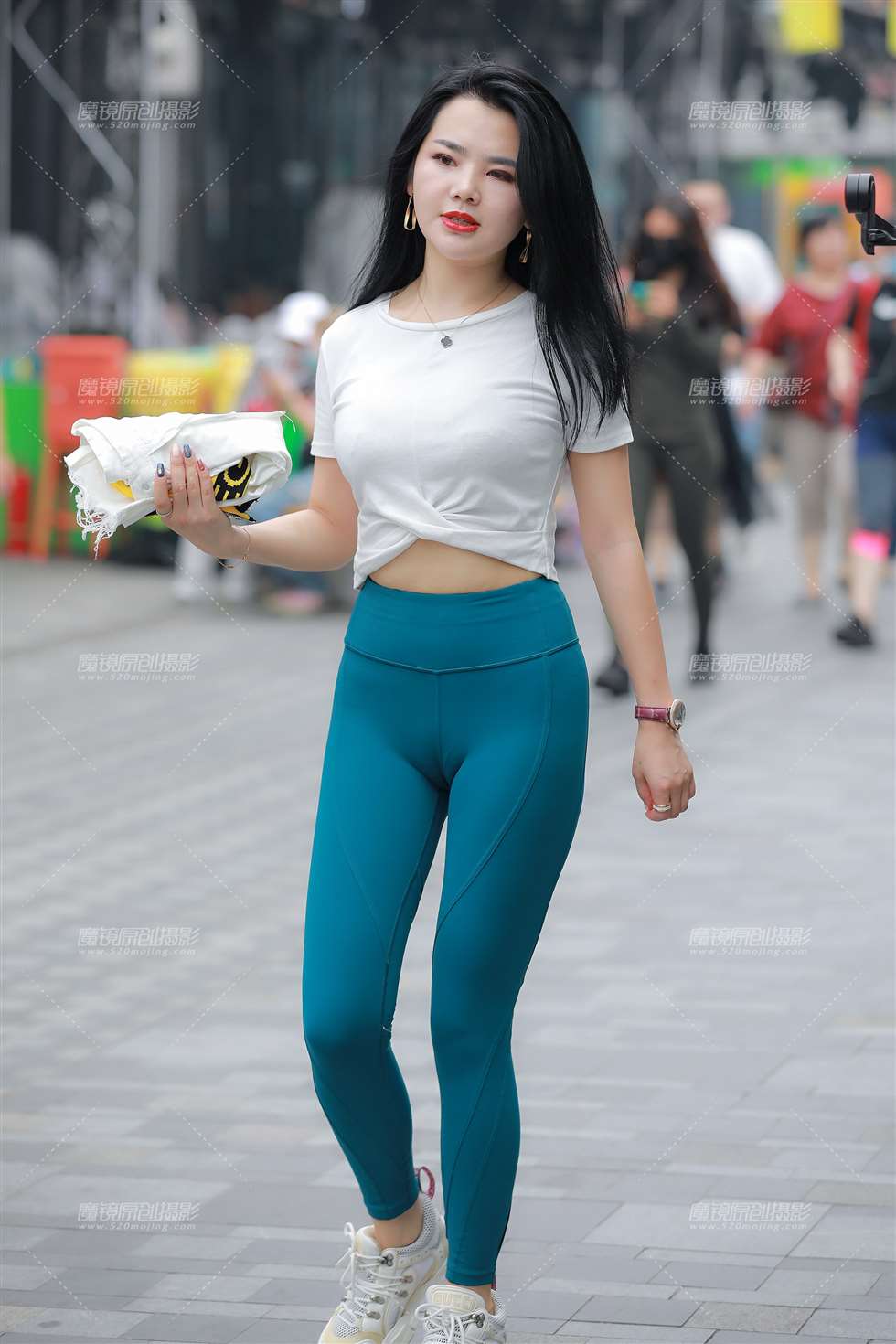 图片[1]-【玻璃街拍】蓝色瑜伽裤美女-街拍流行馆