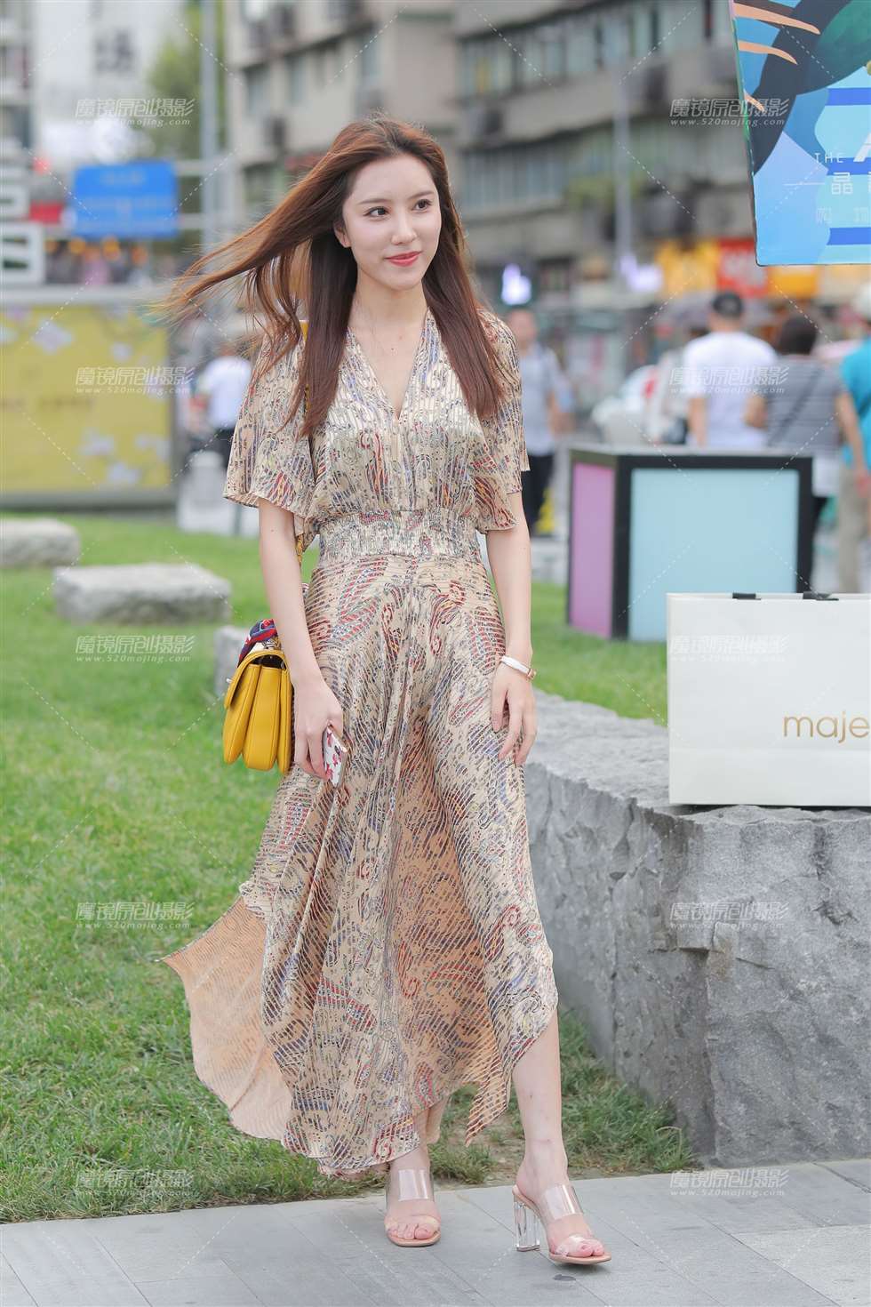 图片[1]-【补档】优雅的连衣裙美女-街拍流行馆
