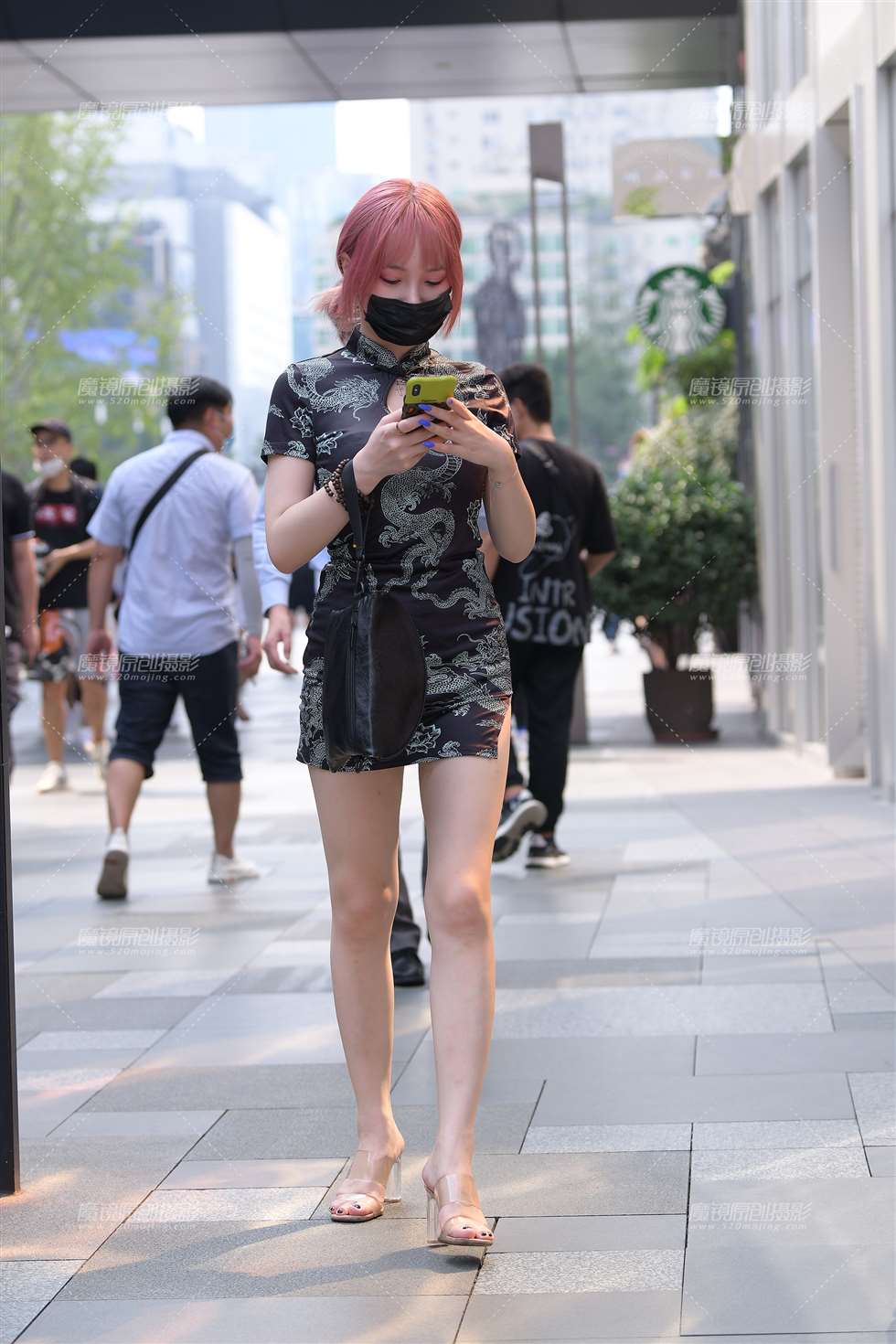 图片[1]-修身的旗袍美女-街拍流行馆