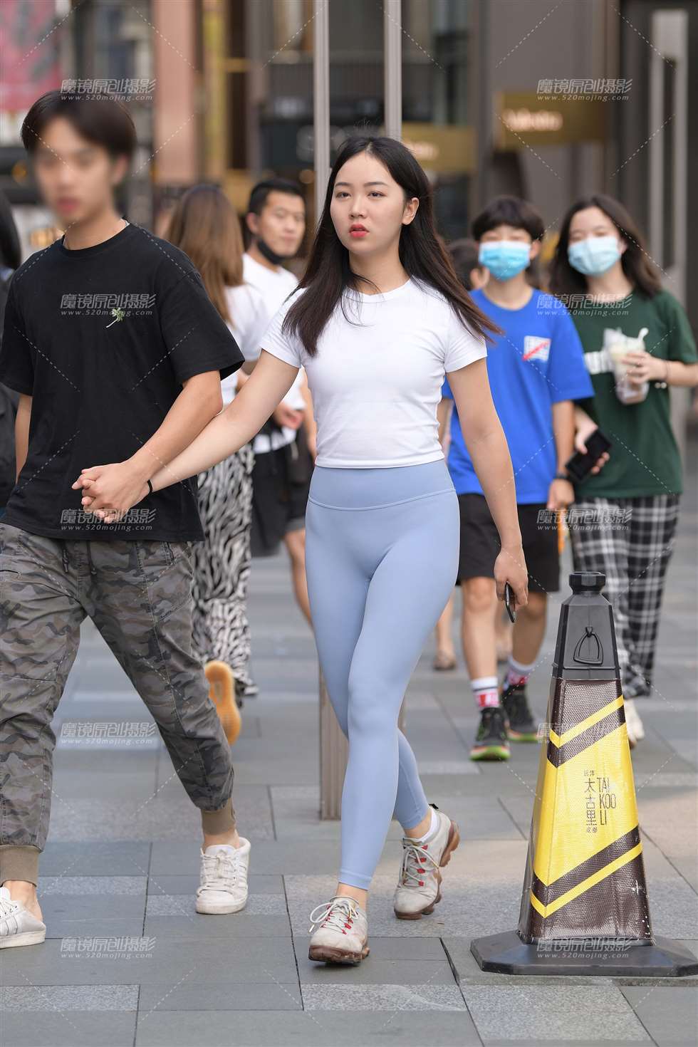图片[1]-圆润紧身裤女友-街拍流行馆