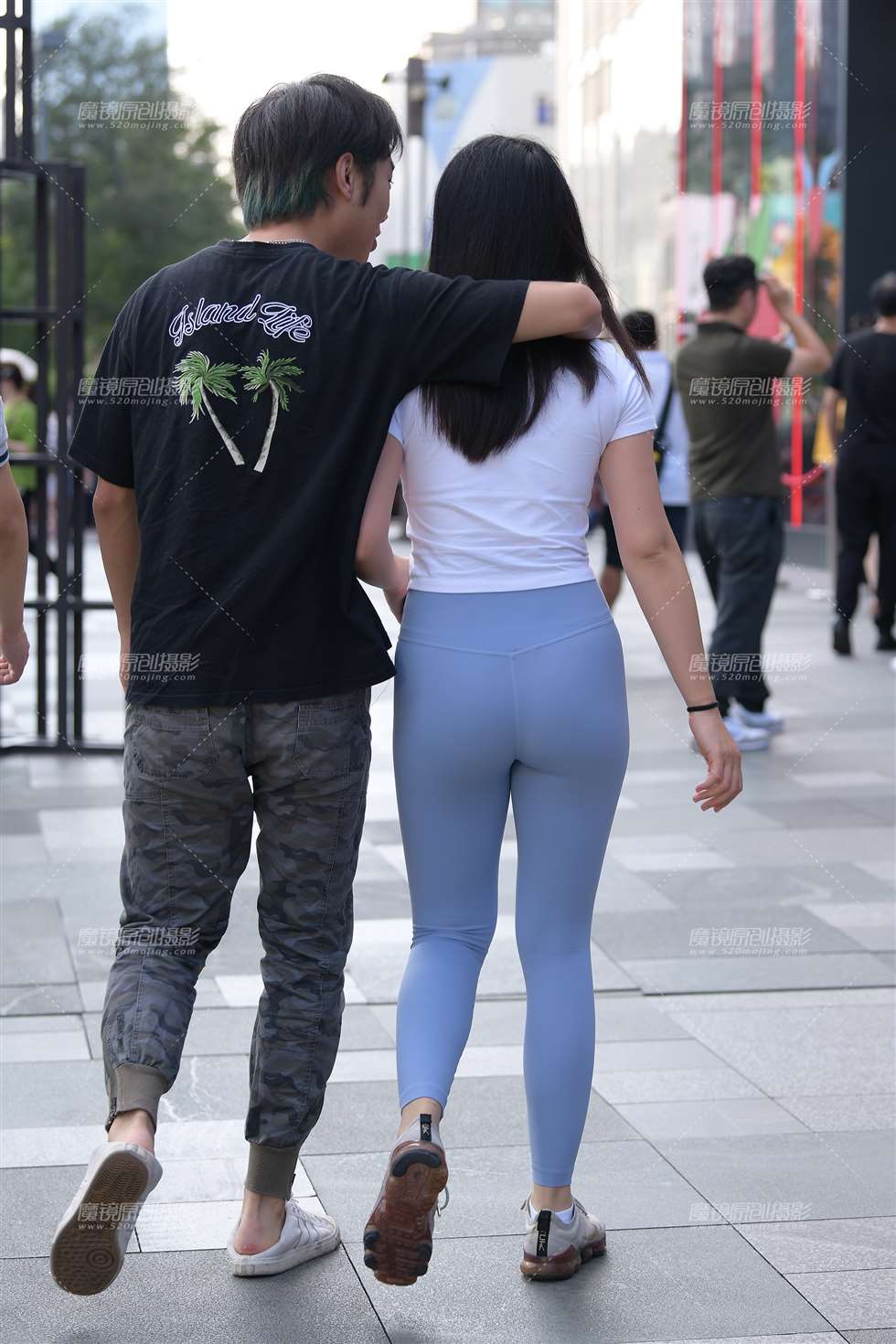 图片[2]-圆润紧身裤女友-街拍流行馆