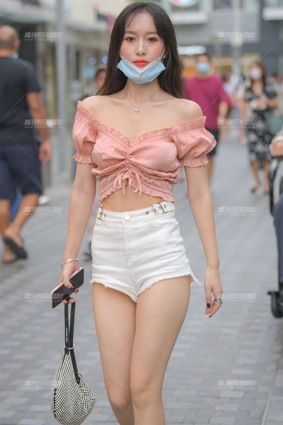 图片[1]-【街拍之魂赛帖】白色热裤小姐姐-街拍流行馆