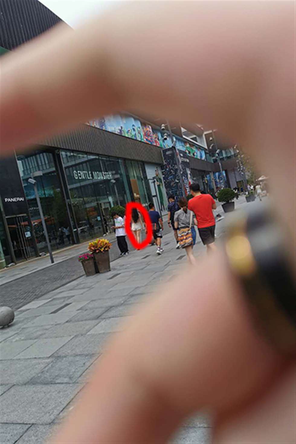 图片[3]-【街拍之魂赛帖】白色热裤小姐姐-街拍流行馆