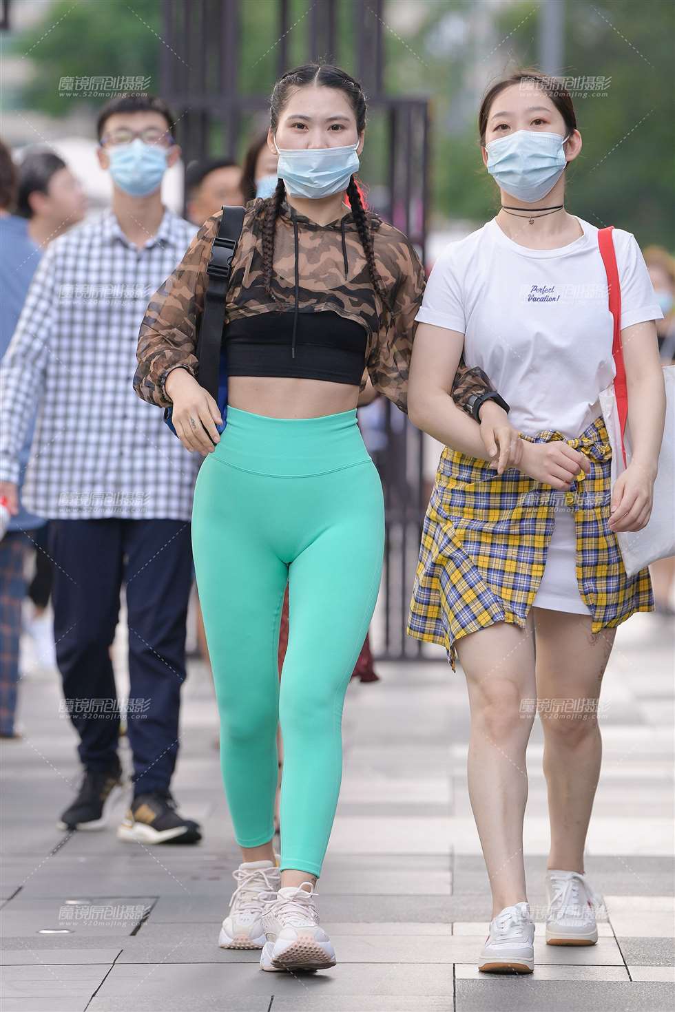 图片[3]-果绿紧身裤阳光女孩-街拍流行馆