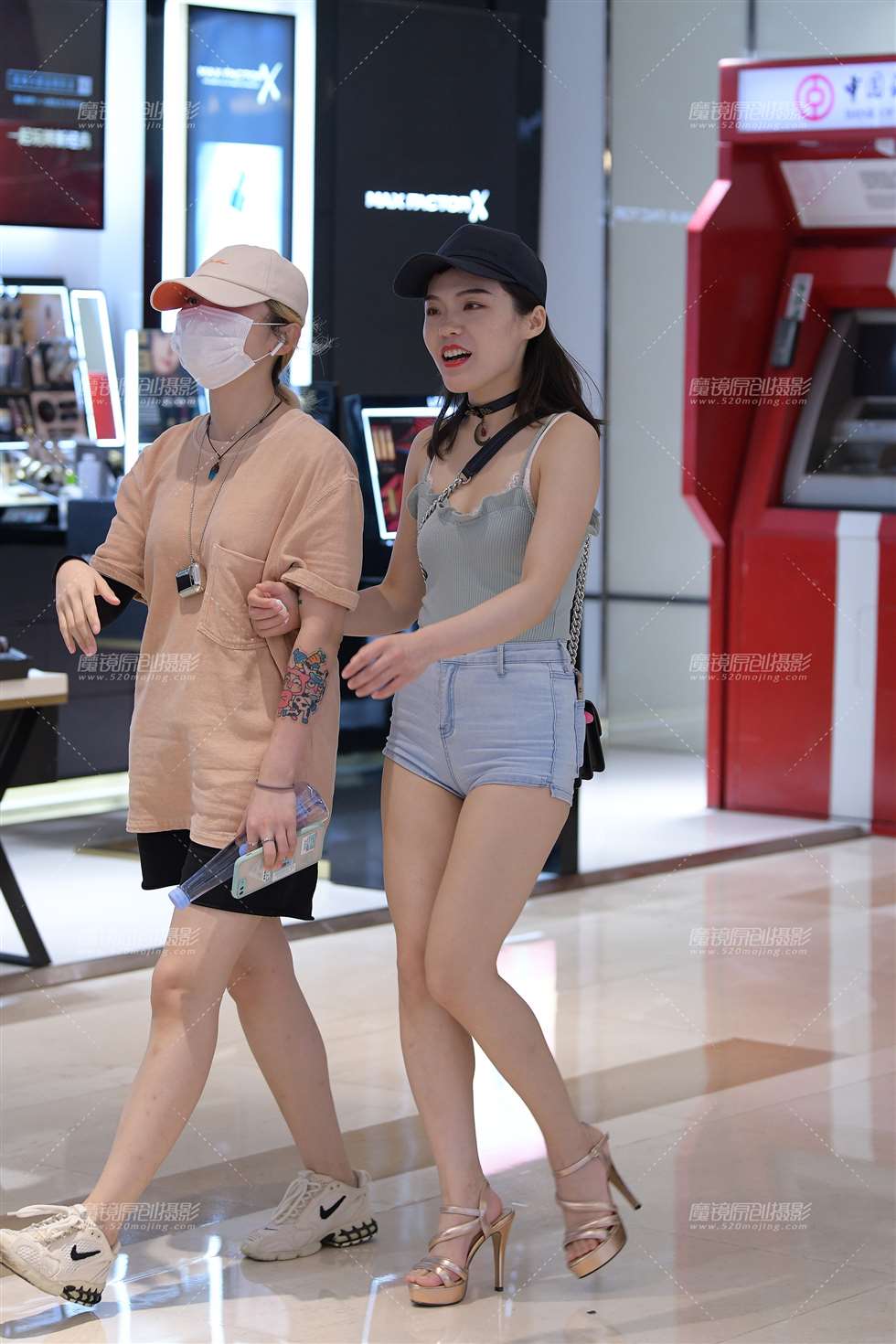 图片[1]-逛商场的紧致热裤美眉-街拍流行馆