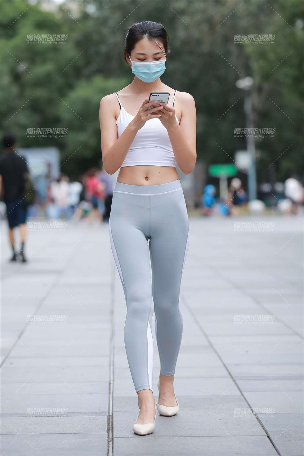 图片[4]-【玻璃街拍】紧身瑜伽裤小姐姐-街拍流行馆