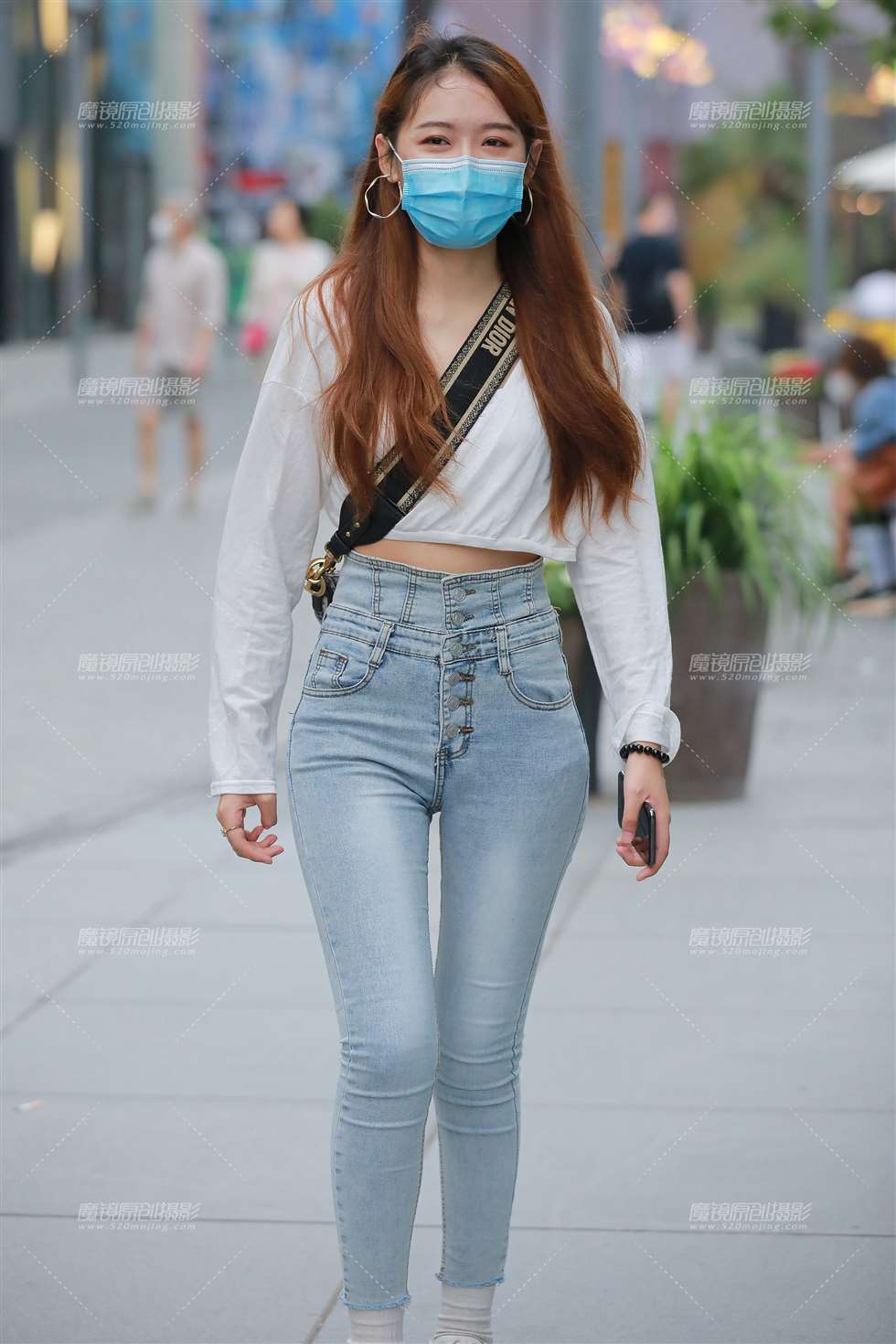 图片[1]-【玻璃街拍】浅蓝紧牛小姐姐-街拍流行馆