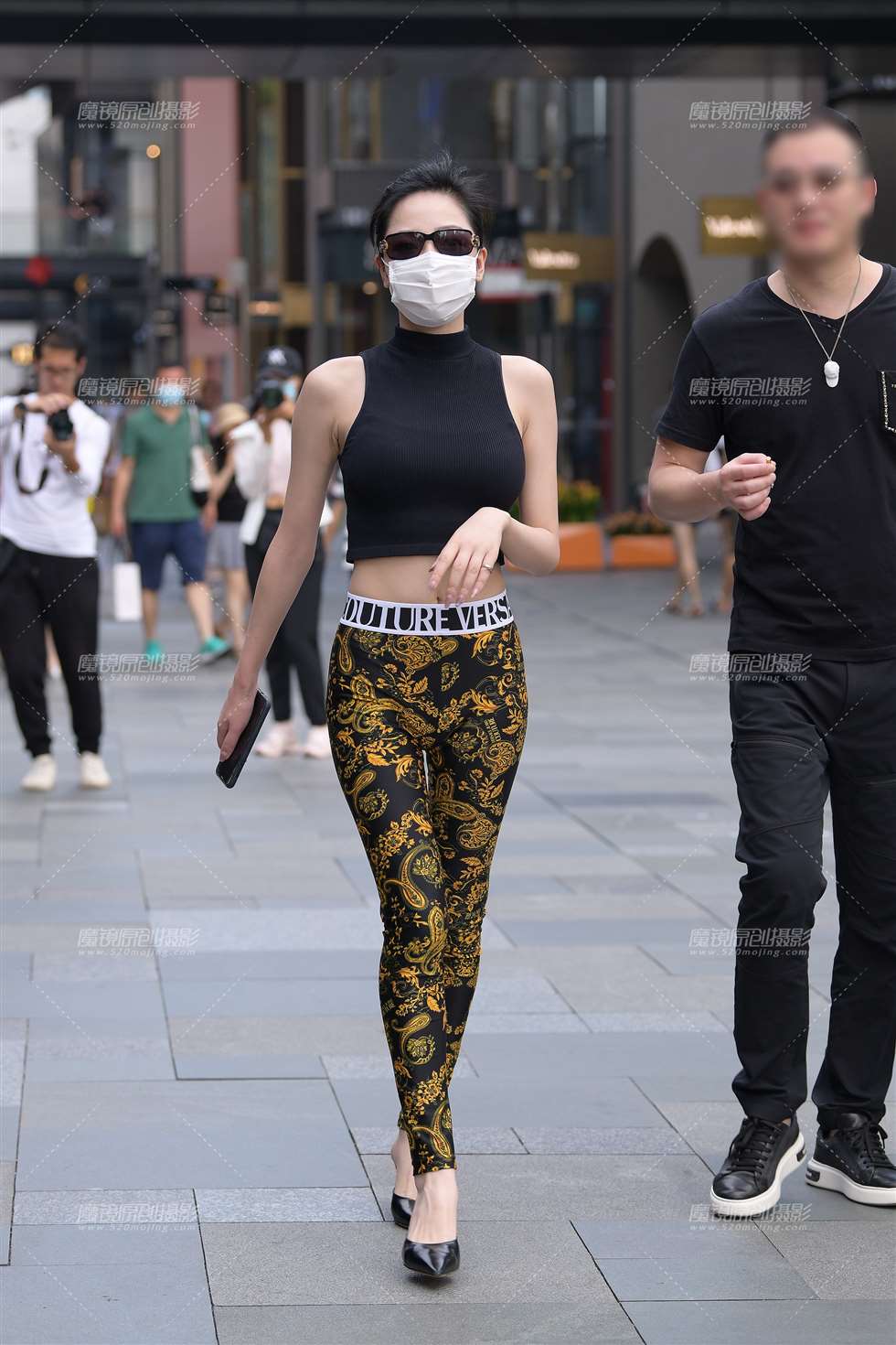 图片[1]-耀眼的紧身裤美**-街拍流行馆