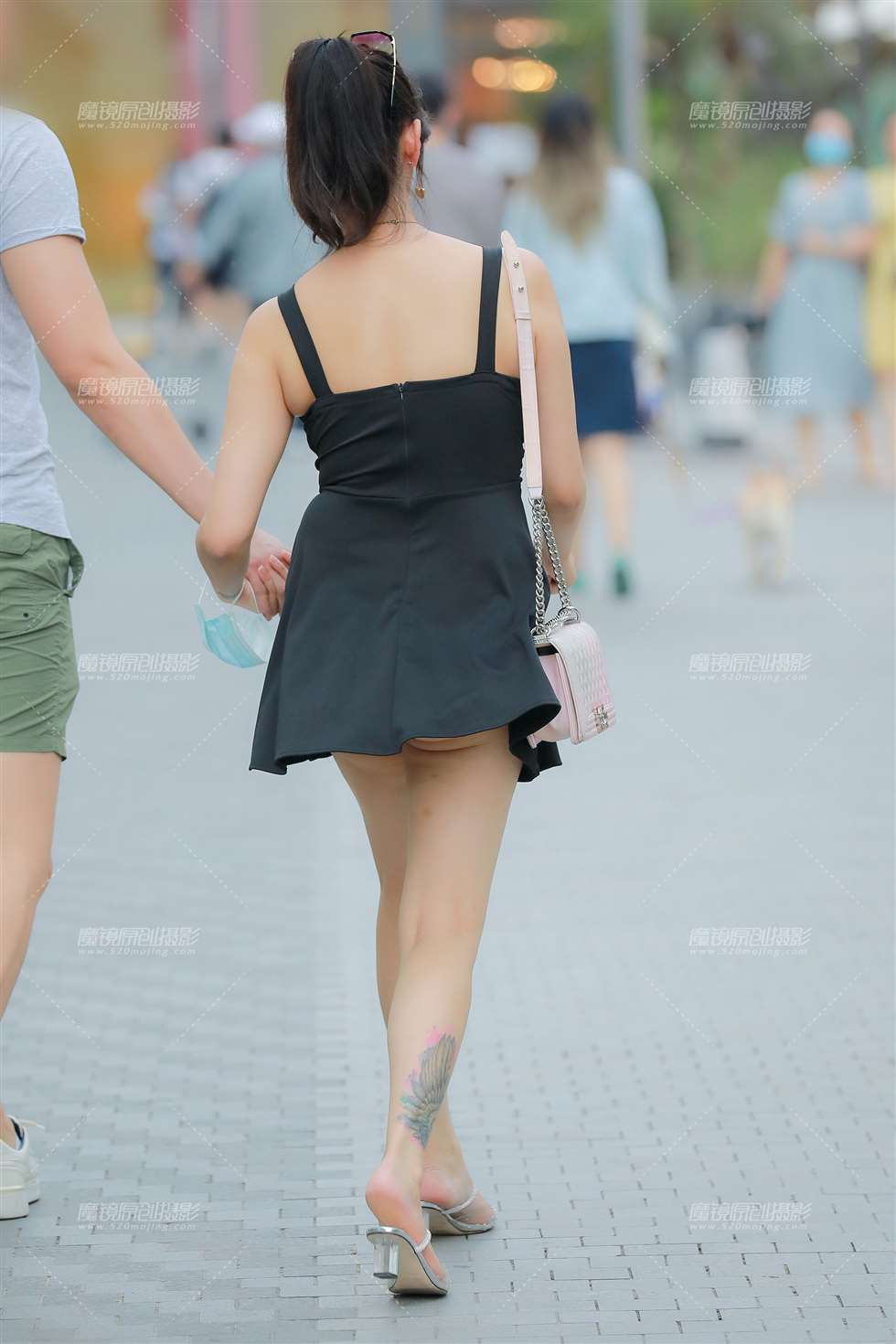 图片[2]-【玻璃街拍】玩跷跷板的性感女友-街拍流行馆