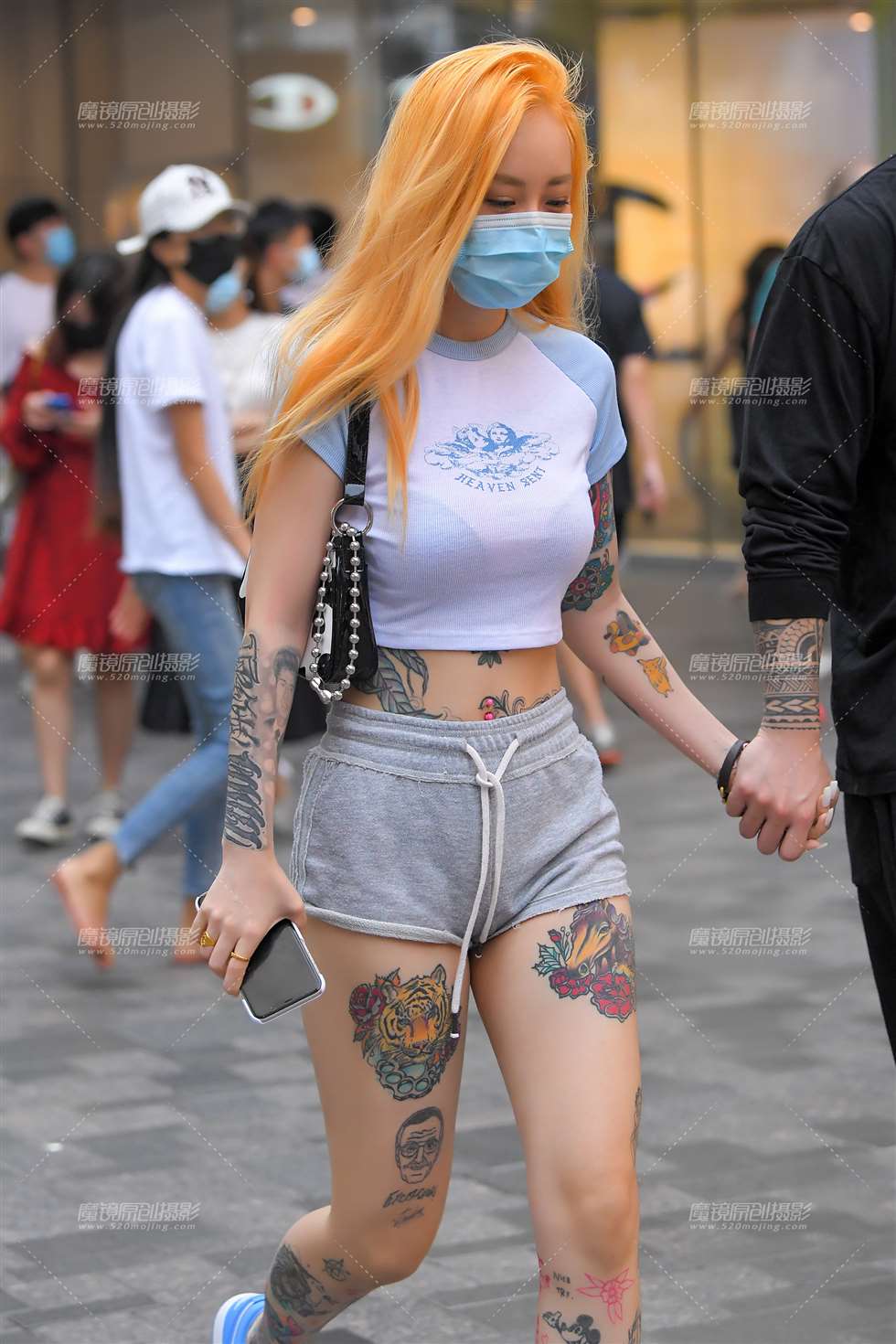 图片[1]-【赛德克赛帖】穿aj的花臂短裤美眉-街拍流行馆