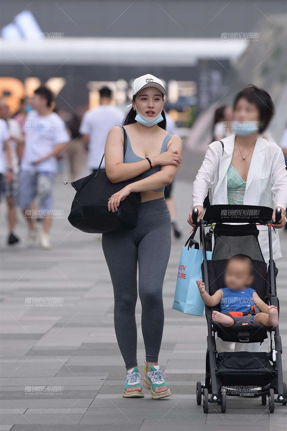 图片[3]-丰腴的紧身裤美女-街拍流行馆