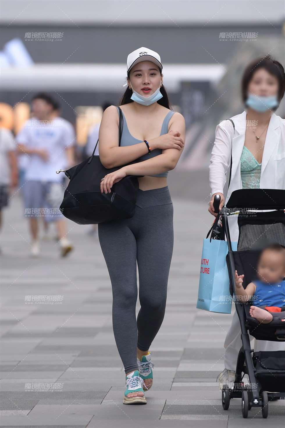 图片[4]-丰腴的紧身裤美女-街拍流行馆
