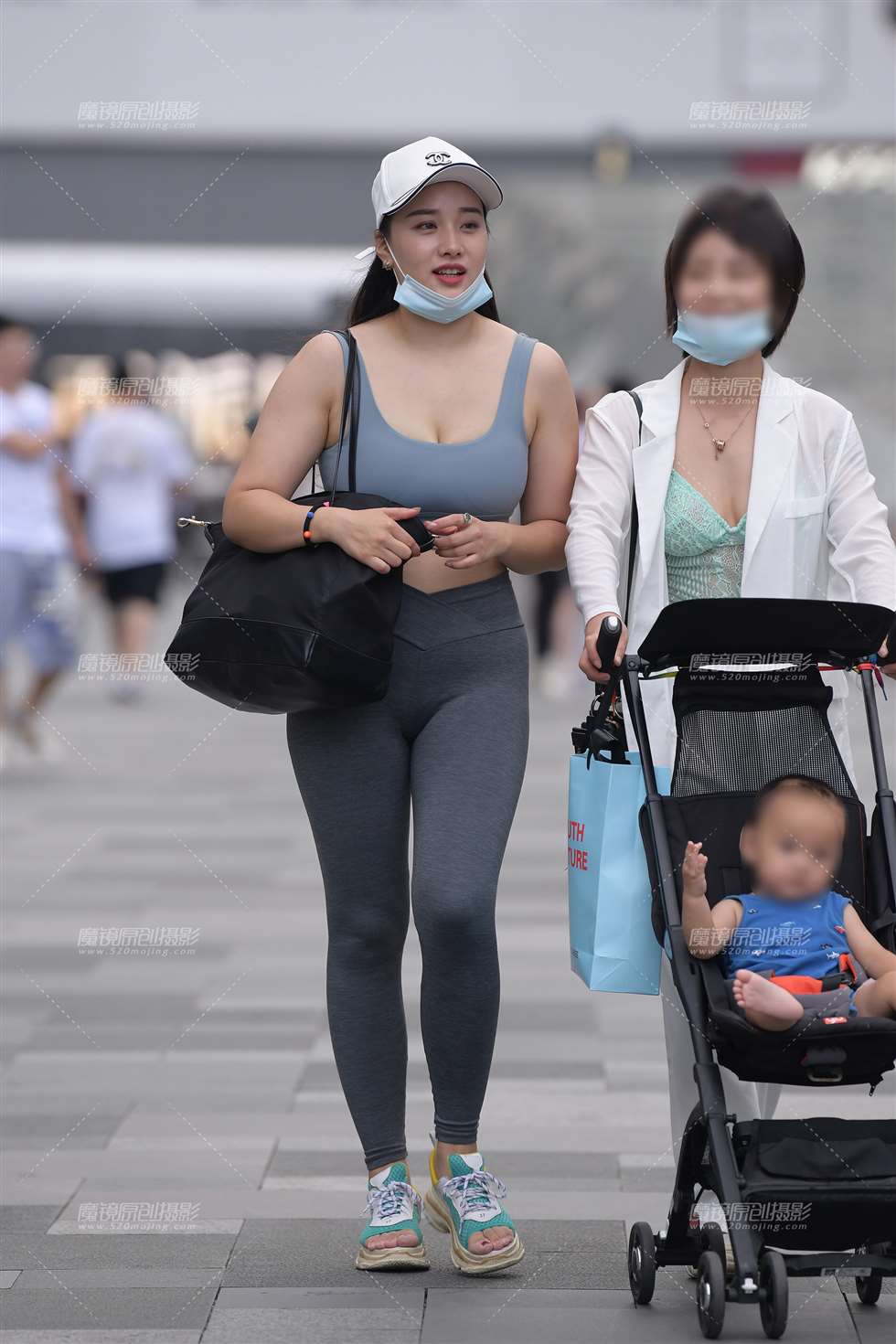 图片[1]-丰腴的紧身裤美女-街拍流行馆