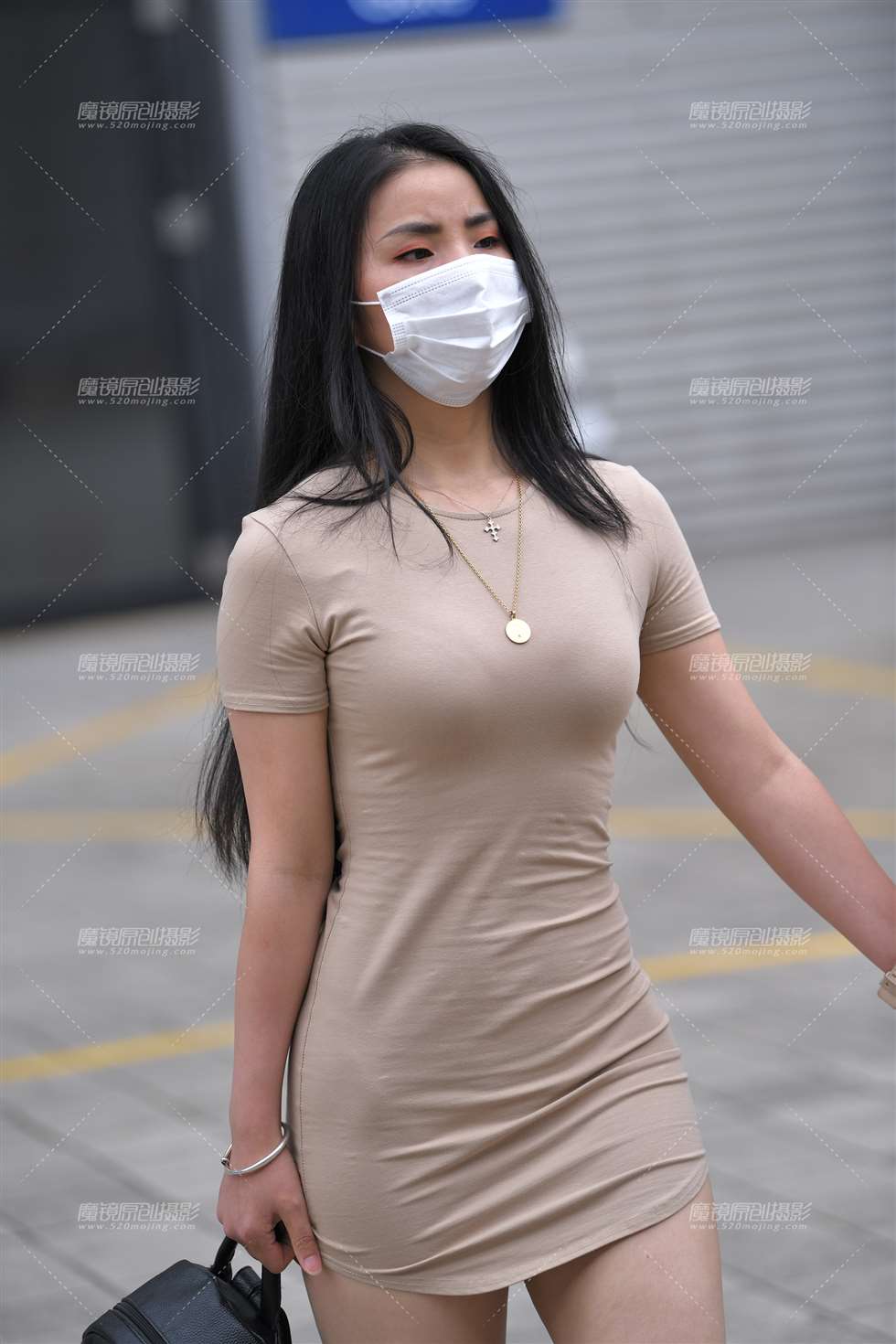 图片[1]-【咔喳赛帖】米色短裙-街拍流行馆