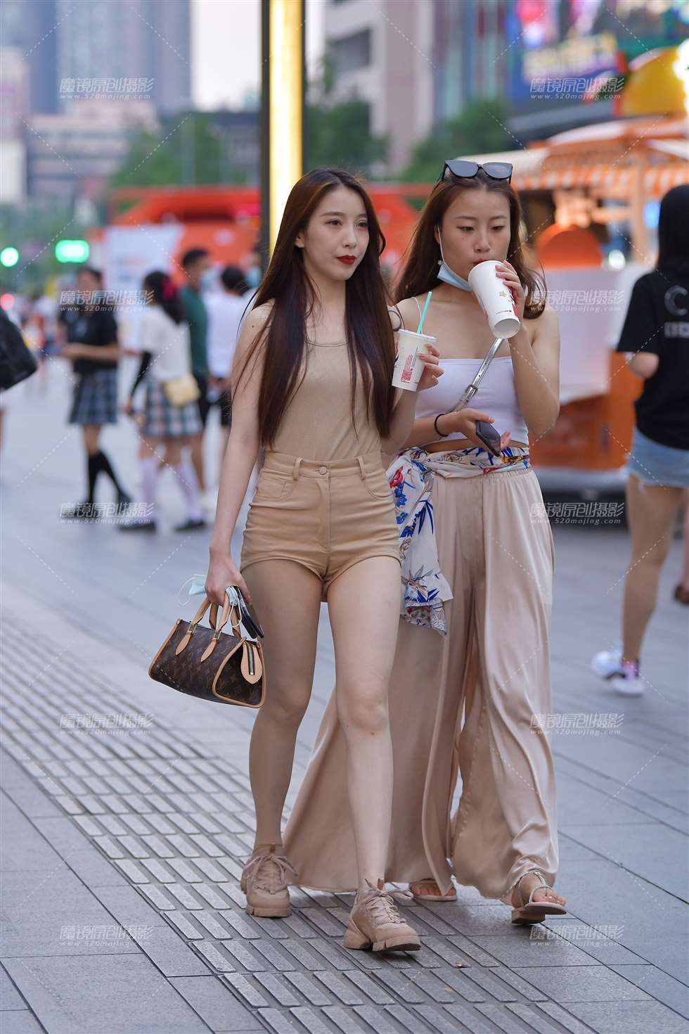图片[1]-迷你的卡其色，热裤女生-街拍流行馆